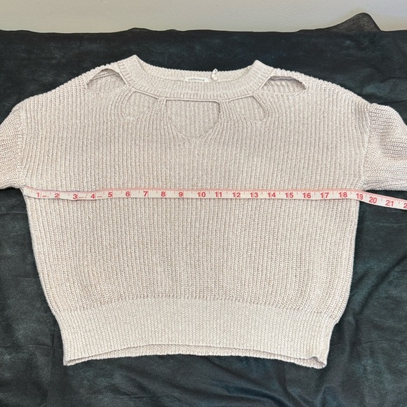 🔥Embossed Elegant Cream Sweater with Cut-Out Design🔥 - Picture 2 of 7